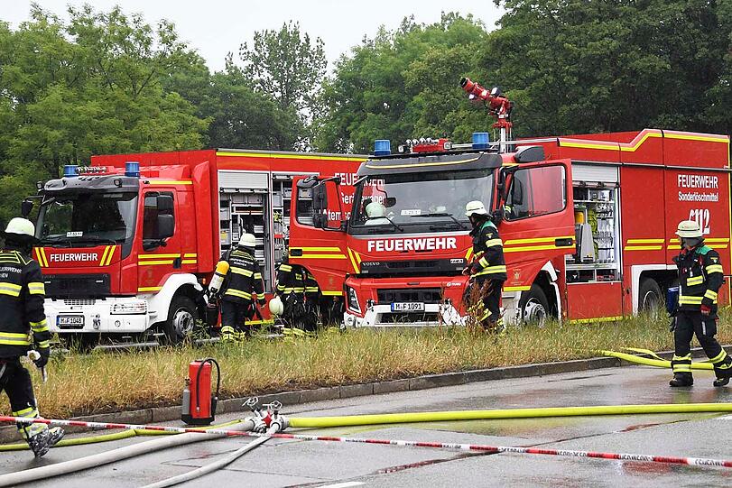 Gegen 7.30 Uhr in der Früh sind auf der Landshuter Allee zwei Lastwagen kollidiert. Nach ersten Informationen ist einer der Fahrer gestorben.