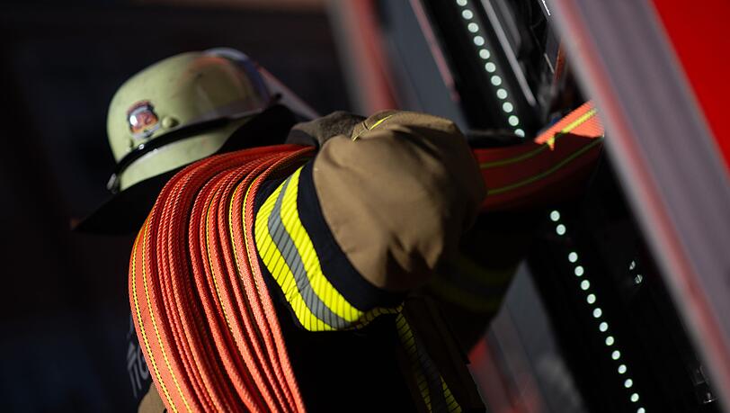 Knapp hundert Kräfte, darunter auch die Feuerwehr, waren laut Polizei wegen des Brands im Einsatz. (Symbolbild)