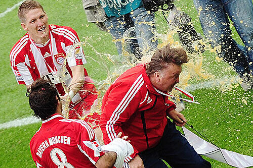 Kein Entkommen für Louis van Gaal: Die Weißbierdusche ist Pflicht bei den Bayern.