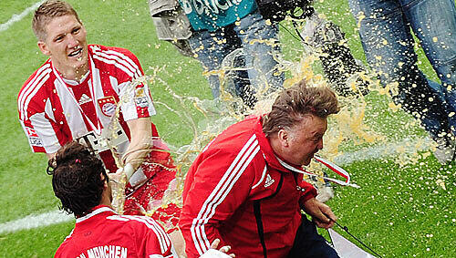 Kein Entkommen für Louis van Gaal: Die Weißbierdusche ist Pflicht bei den Bayern. Kein Entkommen für Louis van Gaal: Die Weißbierdusche ist Pflicht bei den Bayern.