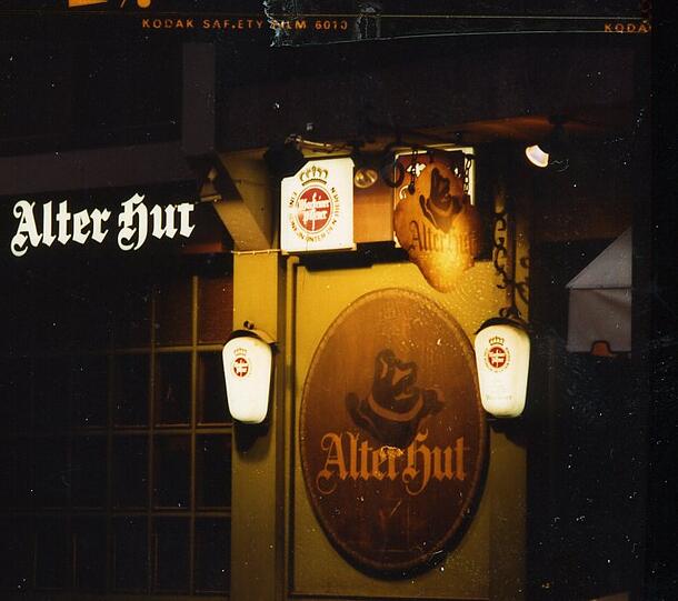 Eine der ältesten Pilskneipen im Herzen Schwabings: Der Alte Hut wurde nach mehreren Pächterwechseln in Neuer Hut umgetauft.