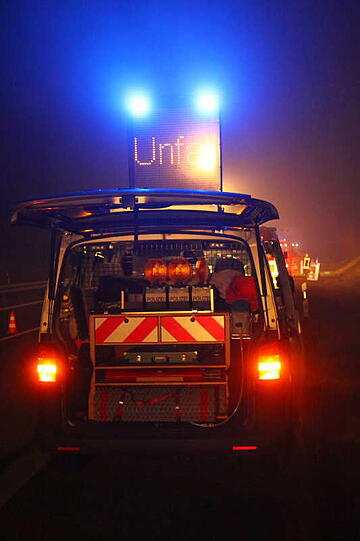 Auf der Autobahn 94 bei Neuötting (Landkreis Altötting) ist am Montagabend eine Autofahrerin bei einem schweren Unfall tödlich verunglückt.