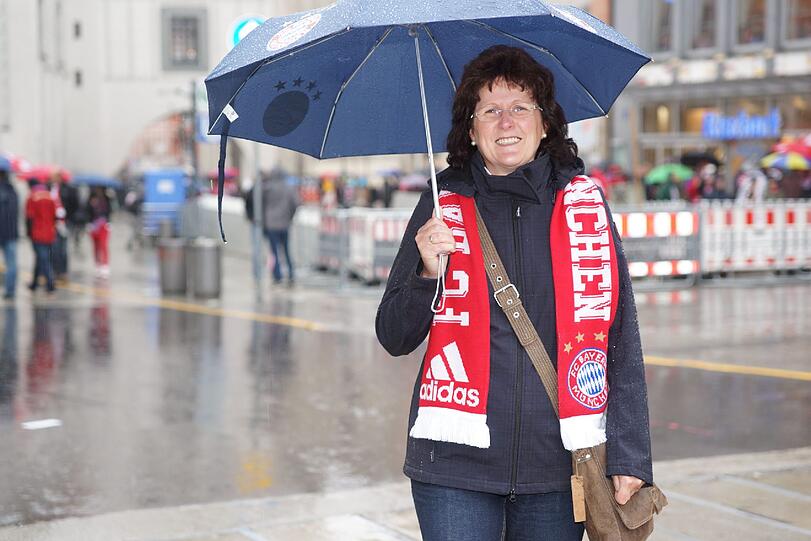 Das lange Warten auf die Pokalhelden. Es regnet und regnet und dennoch warten schon tausende Bayern-Fans auf das Eintreffen der Bayern-Stars. Die Bilder vom Marienplatz