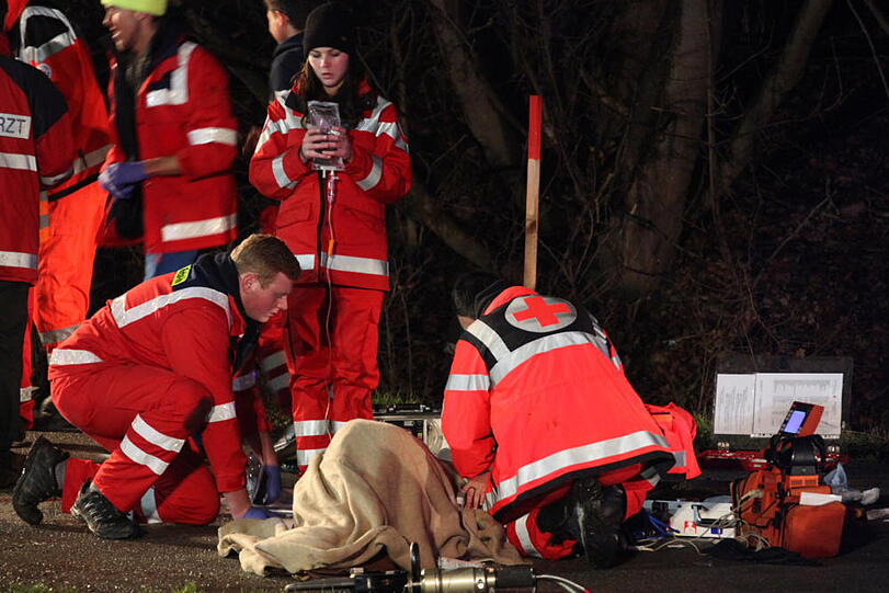 Am Sonntagmorgen kam es auf der B388 zu einem schrecklichen Autounfall. Der 31-jährige Unfallverursacher erlag in einem Münchner Krankenhaus seinen Verletzungen. Die fünf Insassen des anderen Pkw wurden schwer verletzt.