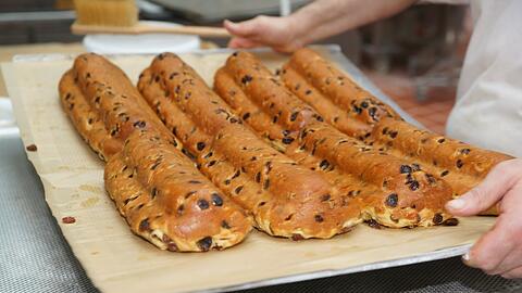 Die Stollen werden nach dem Backen mit flüssiger Butter eingepinselt.