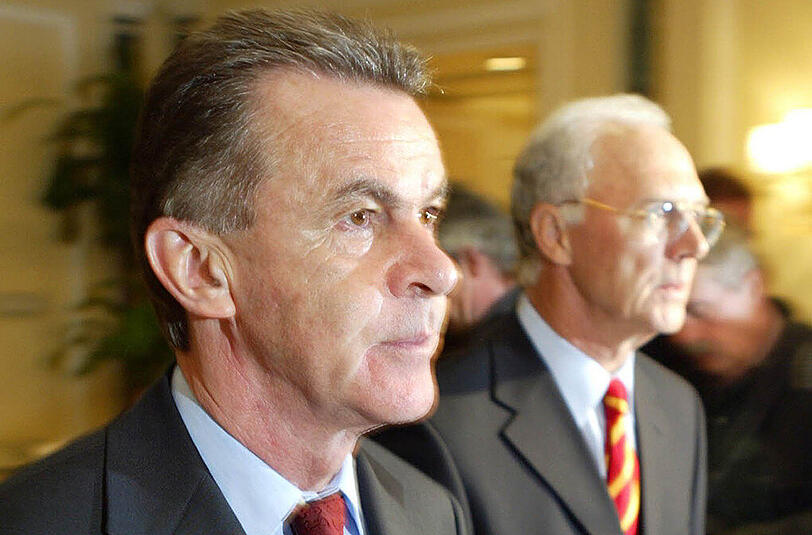 Ottmar Hitzfeld warnt den FC Bayern vor der Verpflichtung zu vieler ausländischer Spieler.