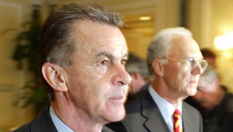 Ottmar Hitzfeld warnt den FC Bayern vor der Verpflichtung zu vieler ausländischer Spieler. Ottmar Hitzfeld warnt den FC Bayern vor der Verpflichtung zu vieler ausländischer Spieler.