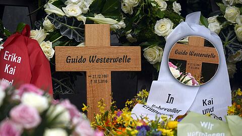 Auf dem Grabkreuz von Guido Westerwelle war das Geburtsjahr mit 1967 angegeben statt mit 1961.