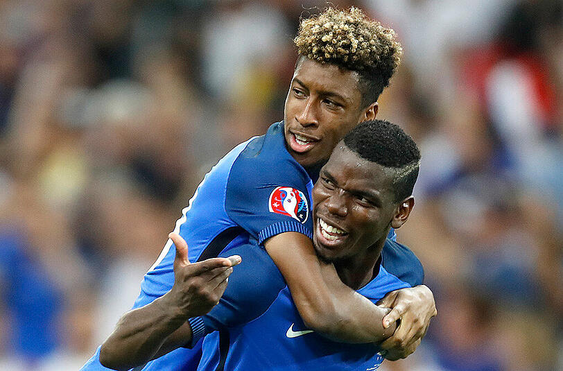 Sie mögen sich: Bayern-Profi Kingsley Coman (oben) und Paul Pogba von Manchester United kennen sich aus der französischen Nationalmannschaft und aus gemeinsamen Zeiten bei Juventus Turin.