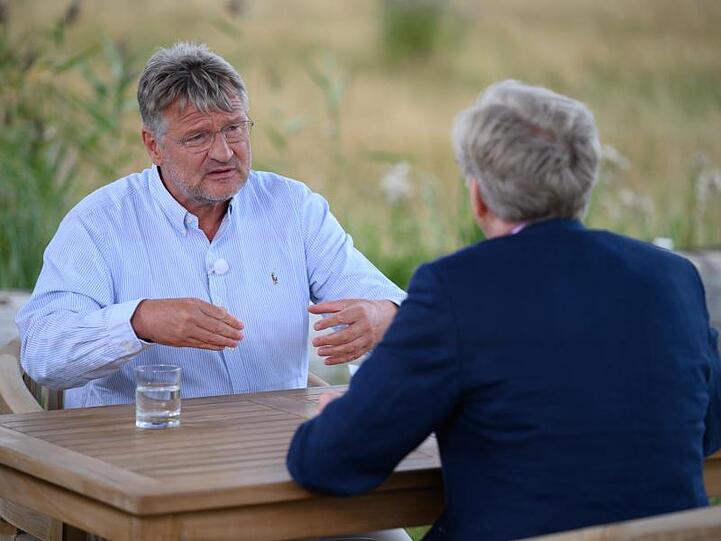 Der AfD-Vorsitzende Jörg Meuthen (l) spricht mit Theo Koll, dem Leiter des ZDF-Hauptstadtstudios, beim Sommerinterview.