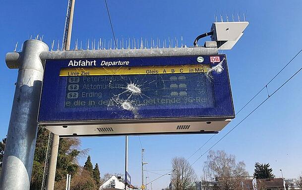 Die Anzeigetafel am Bahnhof wurde ebenfalls zerstört.