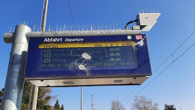 Die Anzeigetafel am Bahnhof wurde ebenfalls zerstört. Die Anzeigetafel am Bahnhof wurde ebenfalls zerstört.