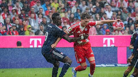 Der FC Bayern im Testspiel-Regen. Paul Wanner kann den Ball behaupten.