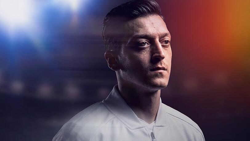 "Mesut Özil - zu Gast bei Freunden" rekonstruiert den Aufstieg und Fall des Ausnahme-Fußballers. "Mesut Özil - zu Gast bei Freunden" rekonstruiert den Aufstieg und Fall des Ausnahme-Fußballers.