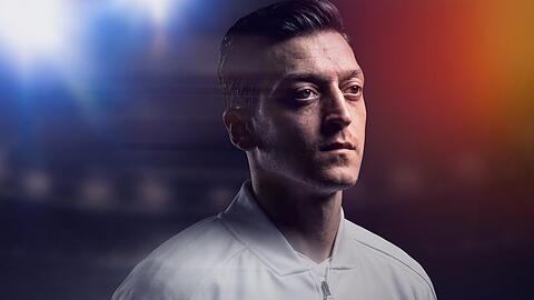 "Mesut &Ouml;zil - zu Gast bei Freunden" rekonstruiert den Aufstieg und Fall des Ausnahme-Fu&szlig;ballers.