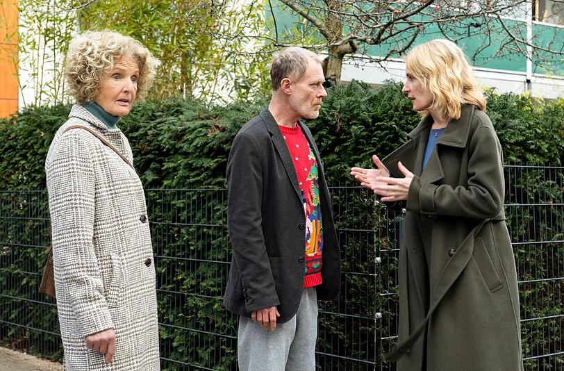 Charlotte Lindholm (Maria Furtw&auml;ngler, rechts) spricht mit ihrem beurlaubten Kollegen Matthias Vogel (Andreas Lust) vor der Haust&uuml;r, als ihre Mutter Annemarie (Kathrin Ackermann) &uuml;berraschend auftaucht. Es ist der erste Auftritt der mittlerweile 88-j&auml;hrigen echten Mutter von Maria Furtw&auml;nglers in dieser Rollen seit l&auml;ngerer Zeit.