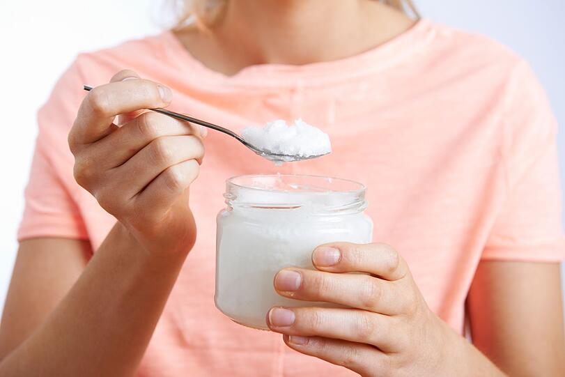 Pflanzliche Öle sollten tierischen Fetten immer vorgezogen werden. Doch auch einige pflanzliche Öle beinhalten einen zu hohen Anteil an Omega-6-Fettsäuren sowie gesättigten Fettsäuren. Omega-6 aus Pflanzenefett wirkt ebenfalls gefäßverengend, erhöht die Gerinnungsneigung von Blut und kann zu Blutgerinnsel in Gefäßen führen. Pflanzliche Öle sollten tierischen Fetten immer vorgezogen werden. Doch auch einige pflanzliche Öle beinhalten einen zu hohen Anteil an Omega-6-Fettsäuren sowie gesättigten Fettsäuren. Omega-6 aus Pflanzenefett wirkt ebenfalls gefäßverengend, erhöht die Gerinnungsneigung von Blut und kann zu Blutgerinnsel in Gefäßen führen.