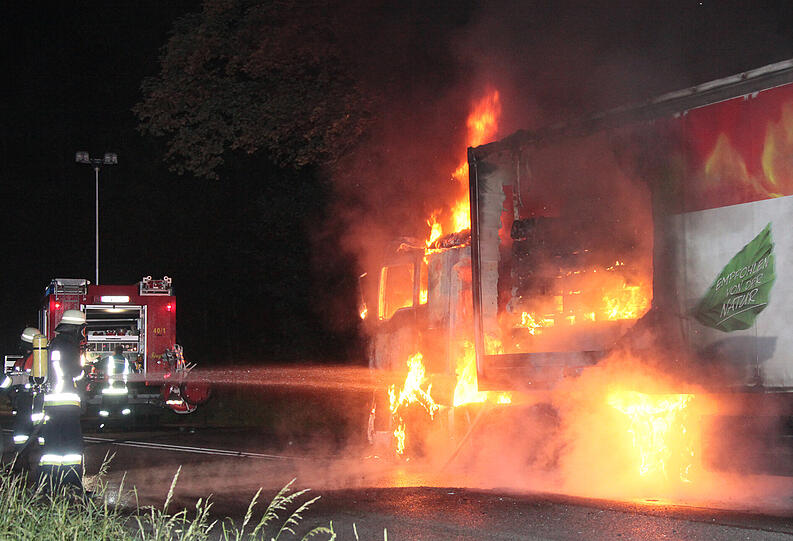 Brand bei Rattenkrichen: Ein mit Metallteilen geladener Lkw fing Feuer. Die Bilder vom Inferno auf der B 12