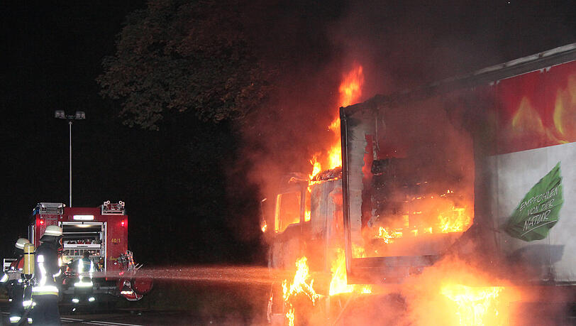 Brand bei Rattenkrichen: Ein mit Metallteilen geladener Lkw fing Feuer. Die Bilder vom Inferno auf der B 12 Brand bei Rattenkrichen: Ein mit Metallteilen geladener Lkw fing Feuer. Die Bilder vom Inferno auf der B 12