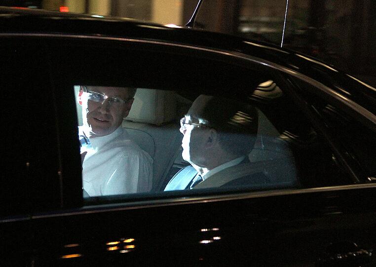 Zusammen mit dem Leiter des Bundespraesidialamtes, Lothar Hageboelling, begibt sich Wulff auf den Weg zum ARD-Hauptstadt-Büro.