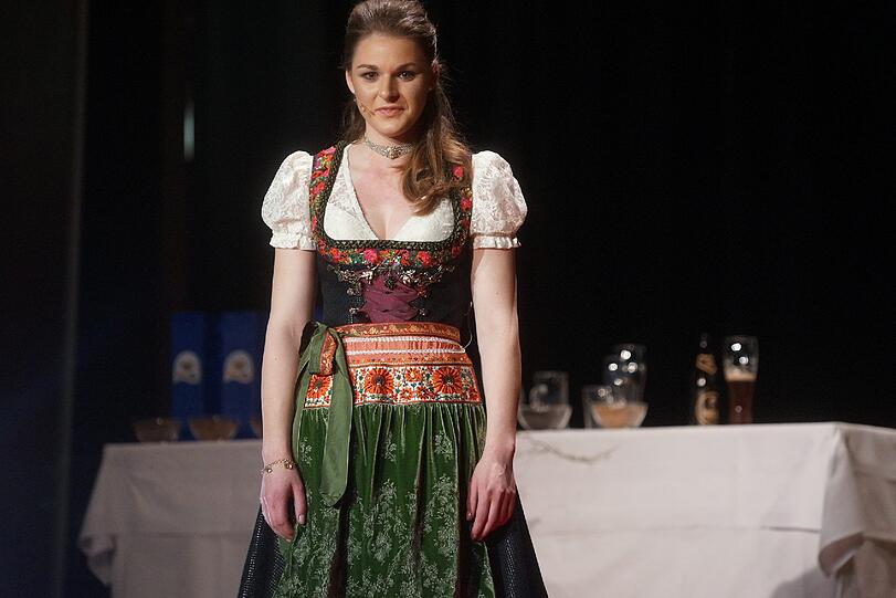 Kandidatin Veronika Elisabeth Huber steht vor der Jury. Sie wurde Zweite.