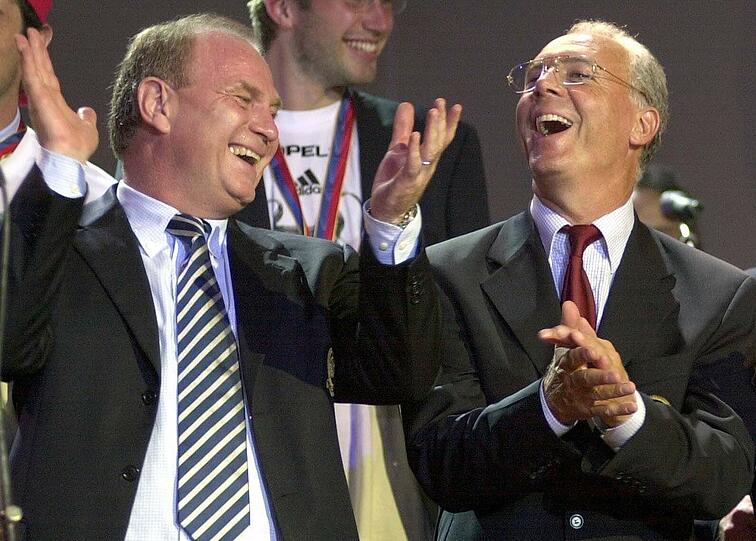 Franz Beckenbauer: Niemand kann ihn von seinem guten Freund Uli Hoeneß trennen - hier jubeln beide nach einem Sieg 2001.