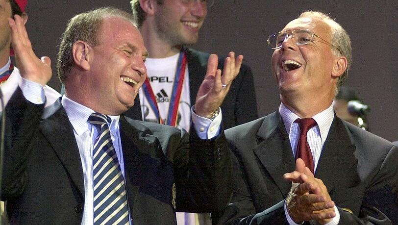Franz Beckenbauer: Niemand kann ihn von seinem guten Freund Uli Hoeneß trennen - hier jubeln beide nach einem Sieg 2001. Franz Beckenbauer: Niemand kann ihn von seinem guten Freund Uli Hoeneß trennen - hier jubeln beide nach einem Sieg 2001.