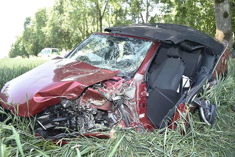 Völlig demoliert blieb das Cabrio in einem Wiesenstück liegen.