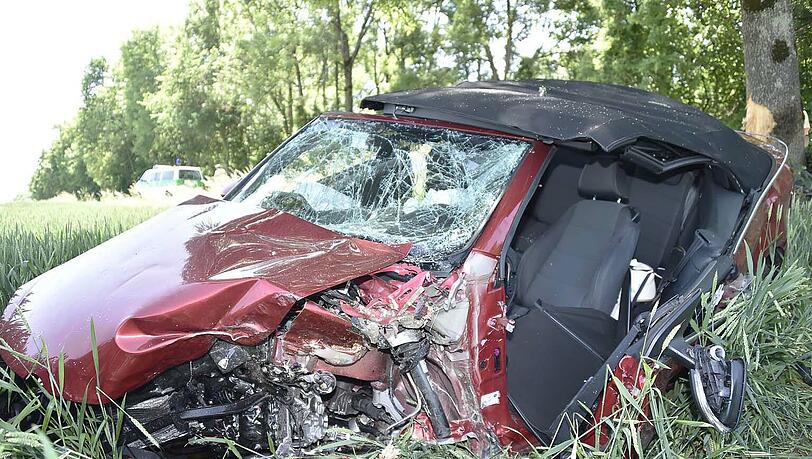 Völlig demoliert blieb das Cabrio in einem Wiesenstück liegen. Völlig demoliert blieb das Cabrio in einem Wiesenstück liegen.