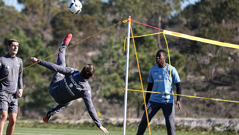 Vor der Trainingseinheit am Mittwoch spielten die Löwen im Fußball-Tennis-Turnier gegeneinander. Die Bilder.