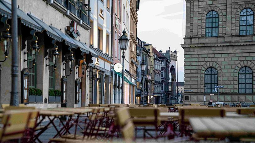 Leere Tische am Max-Joseph-Platz.