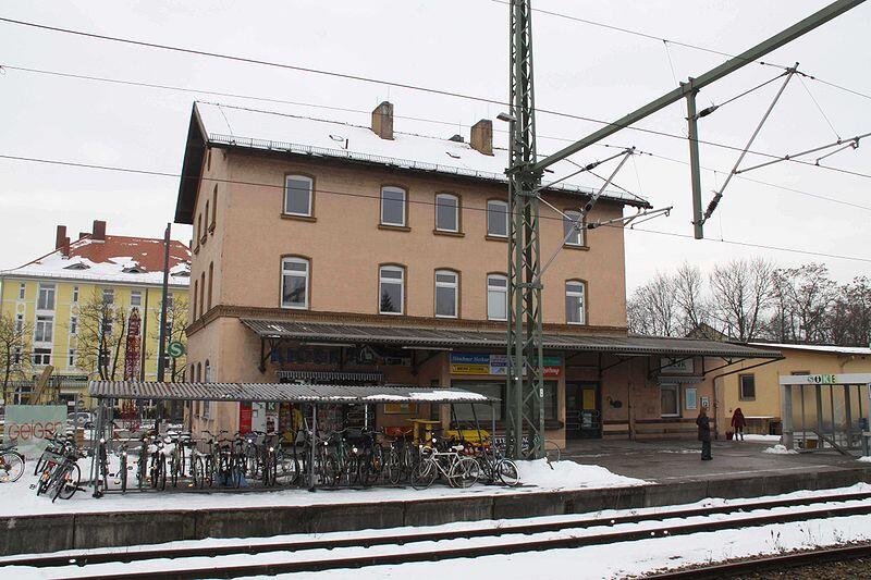 Der Bahnhof in Moosach. Ein Imbissbuden-Besitzer kämpft um seine Existenz.