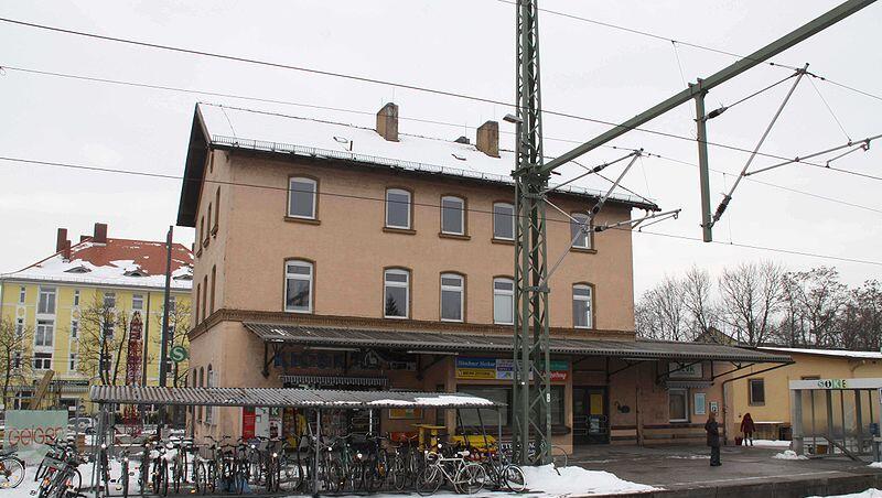 Der Bahnhof in Moosach. Ein Imbissbuden-Besitzer kämpft um seine Existenz. Der Bahnhof in Moosach. Ein Imbissbuden-Besitzer kämpft um seine Existenz.
