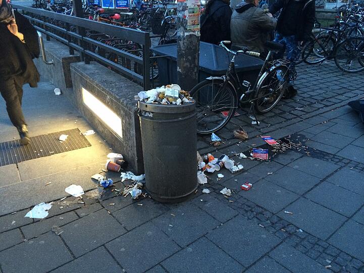 Wer hier aus der U-Bahn kommt, läuft direkt auf den überfüllten Abfalleimer zu. Der Dreck am Boden ist nicht zu übersehen. Da hilft auch nicht...