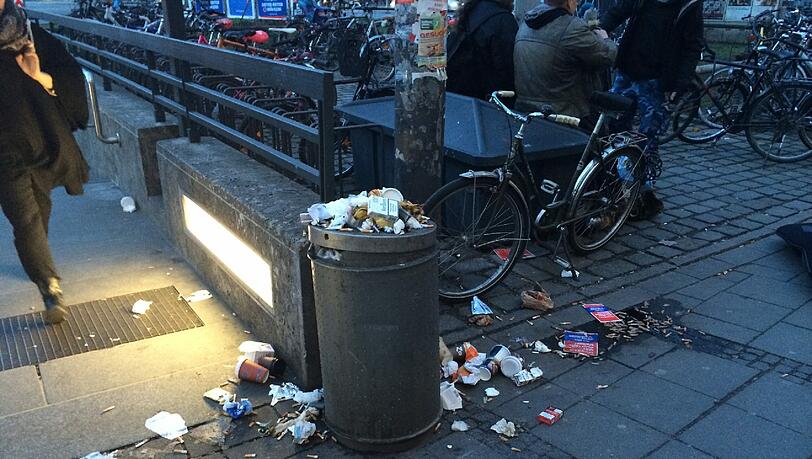 Wer hier aus der U-Bahn kommt, läuft direkt auf den überfüllten Abfalleimer zu. Der Dreck am Boden ist nicht zu übersehen. Da hilft auch nicht... Wer hier aus der U-Bahn kommt, läuft direkt auf den überfüllten Abfalleimer zu. Der Dreck am Boden ist nicht zu übersehen. Da hilft auch nicht...