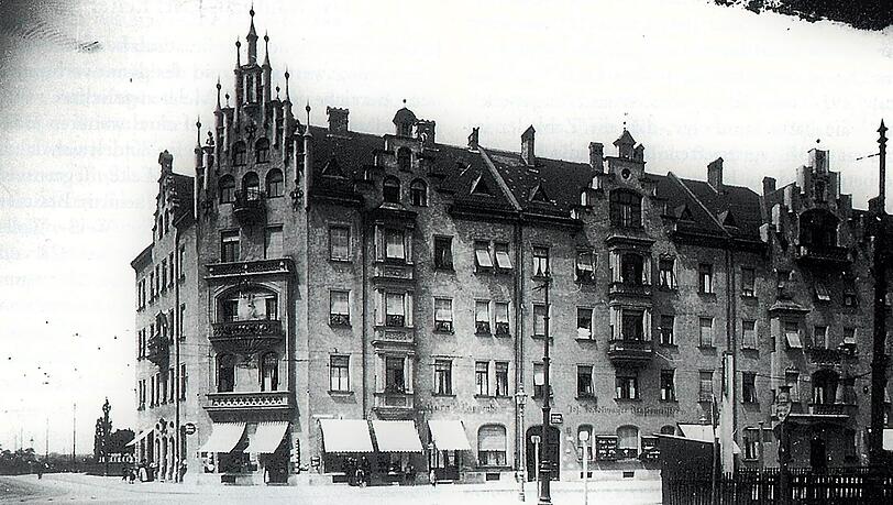 Das alte jüdische Kaufhaus wurde durch einen Neubau ersetzt. Das alte jüdische Kaufhaus wurde durch einen Neubau ersetzt.