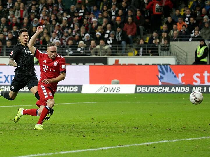 Franck Ribéry (r) trifft zum 1:0 in Frankfurt.