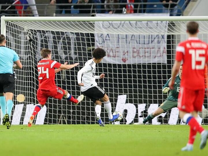 Leroy Sane (M) erzielt für Deutschland das 1:0 gegen Russland.