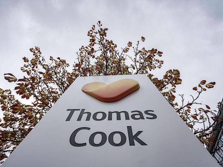 Das Firmenlogo vor der Zentrale der deutschen Thomas Cook in Oberursel bei Frankfurt.