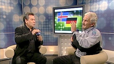 Legendäres TV-Interview: Waldemar Hartmann (l.) im Jahr 2003 in Island mit dem erbosten Bundestrainer Rudi Völler.