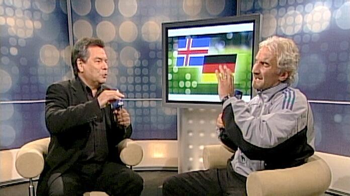 Legendäres TV-Interview: Waldemar Hartmann (l.) im Jahr 2003 in Island mit dem erbosten Bundestrainer Rudi Völler.