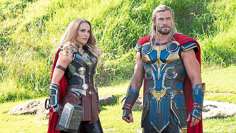 Natalie Portman nimmt ihre Marvel-Rolle als Jane Foster wieder auf - rechts Chris Hemsworth als Thor.