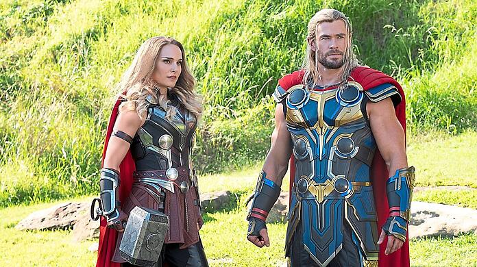 Natalie Portman nimmt ihre Marvel-Rolle als Jane Foster wieder auf - rechts Chris Hemsworth als Thor.