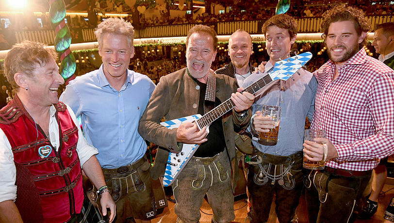 Arnold Schwarzenegger mit E-Gitarre, seinem Neffen Patrick Knapp (2.v.li.) und seinen Söhnen Patrick (2.v.re.) sowie Christopher (re.)