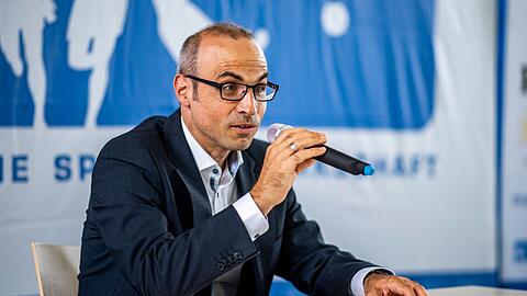 Ulf Baranowsky, Geschäftsführer der Spielergewerkschaft VDV, bei einer Pressekonferenz in Duisburg.