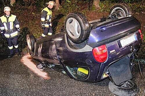 Ein Opel Corsa steht Kopf - und die Winterreifen stecken noch im Kofferraum!