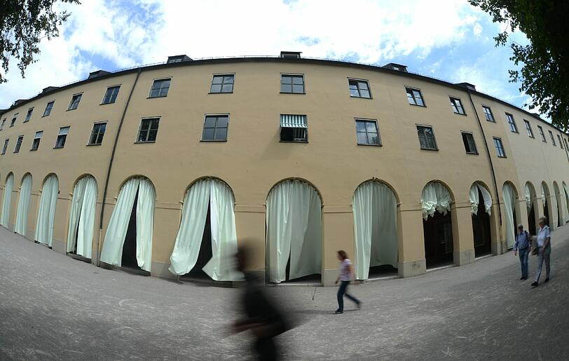Die Installation "Replika" der Modedesignerin Ayzit Boston und des Fotografen und Industriedesigners Gerhardt Kellermann ist im Hofgarten zu sehen. Sie soll an wehende Vorhänge auf dem Marcusplatz in Venedig erinnern.