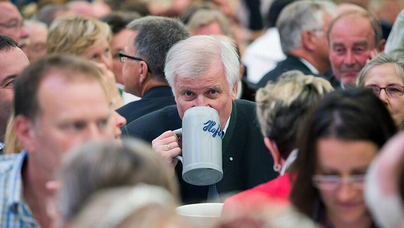 Obi schwoam muss es Seehofer auf dem Gillamoos: Die Kanzlerin lässt ihn mit der Maut abblitzen, die Opposition jubelt und der Applaus für ihn als Bierzeltredner ist mau. Obi schwoam muss es Seehofer auf dem Gillamoos: Die Kanzlerin lässt ihn mit der Maut abblitzen, die Opposition jubelt und der Applaus für ihn als Bierzeltredner ist mau.