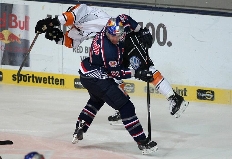 EHC-Haudegen Danny Bois räumt seinen Wolfsburger Gegenspieler ab.