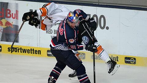 EHC-Haudegen Danny Bois räumt seinen Wolfsburger Gegenspieler ab.